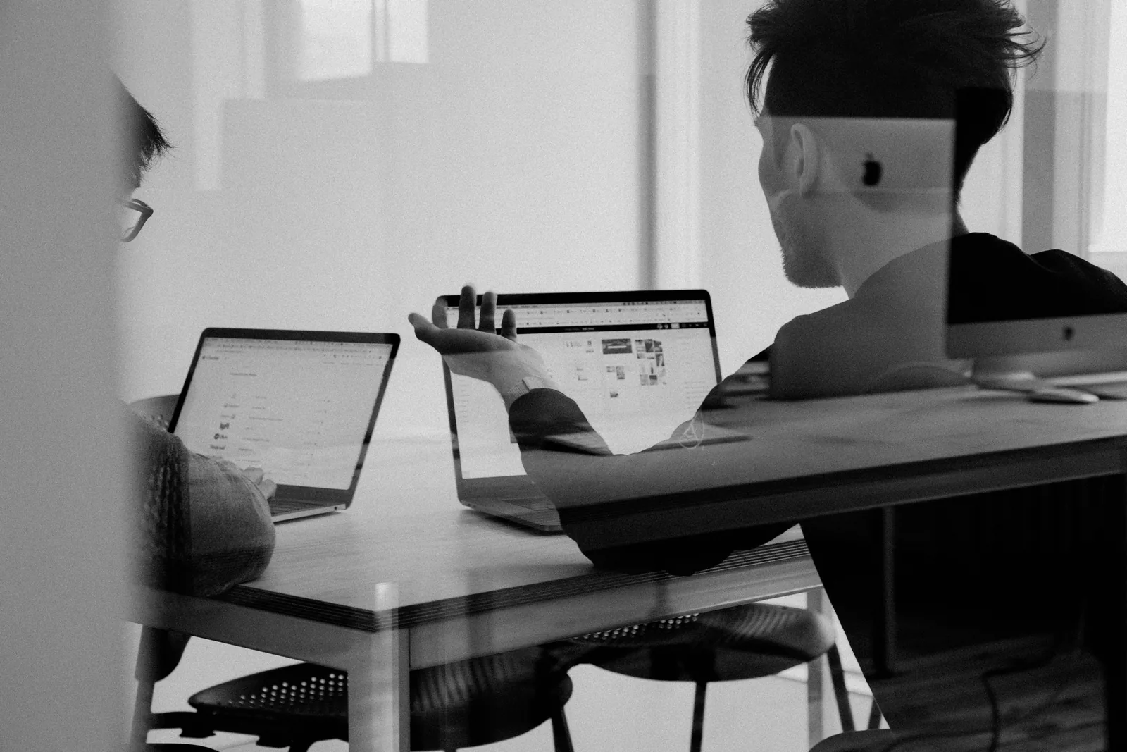 Equipe trabalhando em escritório com notebooks